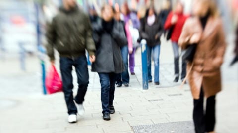 Des passants dans la rue Des passants dans la rue