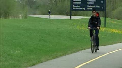 Un cycliste sur une piste cyclable Un cycliste sur une piste cyclable