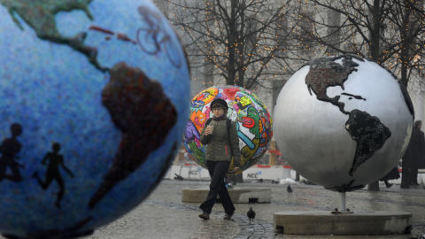 Une Danoise circule au milieu d'une exposition extérieure intitulée Globes froids. Une Danoise circule au milieu d'une exposition extérieure intitulée Globes froids.