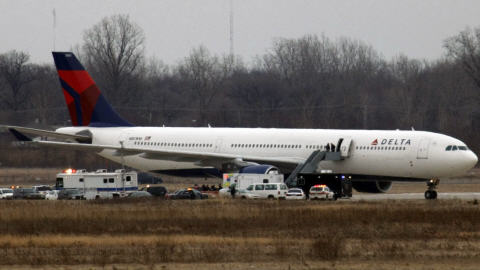 L'avion a été placé dans une aire sécurisée de l'aéroport de Détroit. L'avion a été placé dans une aire sécurisée de l'aéroport de Détroit.