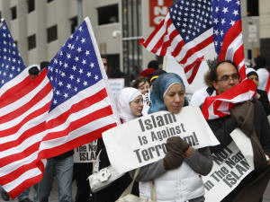 Des musulmans dénoncent le terrorisme islamique devant le tribunal fédéral de Détroit où est jugé Umar Farouk Abdulmutallab. Des musulmans dénoncent le terrorisme islamique devant le tribunal fédéral de Détroit où est jugé Umar Farouk Abdulmutallab.
