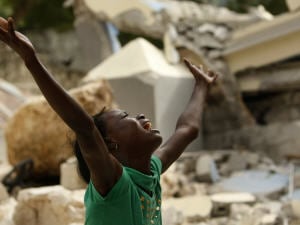Une jeune Haïtienne est saisie par le désespoir après avoir réalisé la mort de son frère sous les décombres de l'école Saint-Gérard. Une jeune Haïtienne est saisie par le désespoir après avoir réalisé la mort de son frère sous les décombres de l'école Saint-Gérard.