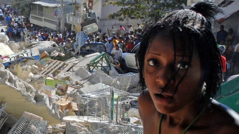 Une Haïtienne parmi les décombres Une Haïtienne parmi les décombres