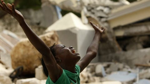 Une jeune Haïtienne est saisie par le désespoir après avoir réalisé la mort de son frère sous les décombres de l'école Saint-Gérard. Une jeune Haïtienne est saisie par le désespoir après avoir réalisé la mort de son frère sous les décombres de l'école Saint-Gérard.