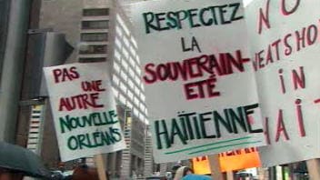 Quelques personnes ont manifesté devant l'immeuble où se tient la conférence. Quelques personnes ont manifesté devant l'immeuble où se tient la conférence.