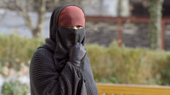 Une femme portant le niqab dans une rue de Lyon, en France, le 25 janvier 2010. Une femme portant le niqab dans une rue de Lyon, en France, le 25 janvier 2010.