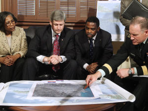 Stephen Harper écoute un exposé du chef d'État-major Walt Natynczyk en compagnie de représentants de la communauté haïtienne. Stephen Harper écoute un exposé du chef d'État-major Walt Natynczyk en compagnie de représentants de la communauté haïtienne.