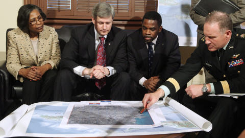 Stephen Harper écoute un exposé du chef d'État-major Walt Natynczyk en compagnie de représentants de la communauté haïtienne. Stephen Harper écoute un exposé du chef d'État-major Walt Natynczyk en compagnie de représentants de la communauté haïtienne.