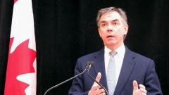 Le ministre de l'Environnement, Jim Prentice Le ministre de l'Environnement, Jim Prentice