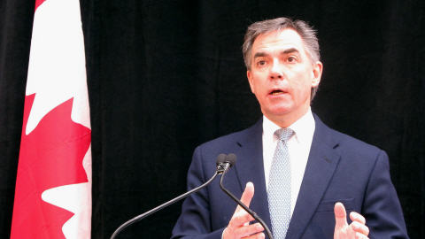 Le ministre de l'Environnement, Jim Prentice Le ministre de l'Environnement, Jim Prentice