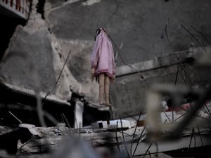 Une poupée de chiffon est suspendue à des débris d'un immeuble de Port-au-Prince. Une poupée de chiffon est suspendue à des débris d'un immeuble de Port-au-Prince.