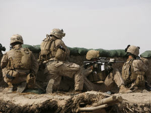 Des Marines se préparent à affronter des talibans dans le nord-est de Marjah, dans la province de Helmand. Des Marines se préparent à affronter des talibans dans le nord-est de Marjah, dans la province de Helmand.