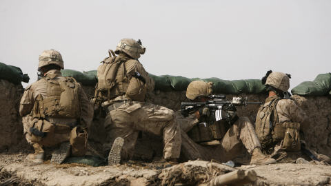 Des Marines se préparent à affronter des talibans dans le nord-est de Marjah, dans la province de Helmand. Des Marines se préparent à affronter des talibans dans le nord-est de Marjah, dans la province de Helmand.