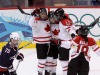 Marie-Philip Poulin célèbre le deuxième but du Canada dans la finale olympique contre les États-Unis. Marie-Philip Poulin célèbre le deuxième but du Canada dans la finale olympique contre les États-Unis.