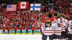Sidney Crosby et ses coéquipiers écoutent l'hymne national après leur conquête de l'or. Sidney Crosby et ses coéquipiers écoutent l'hymne national après leur conquête de l'or.