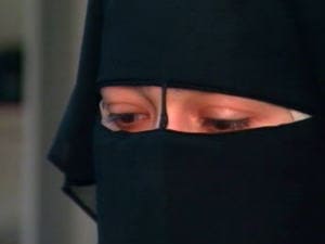 Naïma, l'étudiante d'origine égyptienne qui a été exclue d'un cours de francisation au cégep Saint-Laurent parce qu'elle refusait d'enlever son voile intégral accorde une entrevue à l'émission 24 heures en 60 minutes. Naïma, l'étudiante d'origine égyptienne qui a été exclue d'un cours de francisation au cégep Saint-Laurent parce qu'elle refusait d'enlever son voile intégral accorde une entrevue à l'émission 24 heures en 60 minutes.