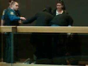 Des proches de Vivian Villanueva tentent de la consoler, tandis que des constables veulent mettre de l'ordre. Des proches de Vivian Villanueva tentent de la consoler, tandis que des constables veulent mettre de l'ordre.