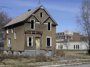 Il y aurait plus de 30 000 maisons et bâtiments désafectés à Détroit. Il y aurait plus de 30 000 maisons et bâtiments désafectés à Détroit.