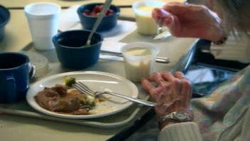 Des milliers de personnes âgées au Québec sont sous-alimentées lorsqu'elles arrivent en institution. Des milliers de personnes âgées au Québec sont sous-alimentées lorsqu'elles arrivent en institution.