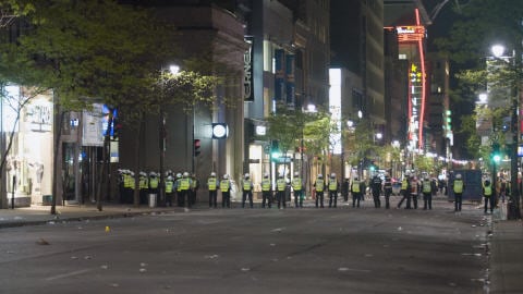 Les policiers ont annoncé la fin des «festivités» peu après minuit. Les policiers ont annoncé la fin des «festivités» peu après minuit.