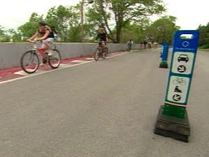 Le circuit Gilles-Villeneuve accueille tant des cyclistes que des automobilistes que des piétons. Le circuit Gilles-Villeneuve accueille tant des cyclistes que des automobilistes que des piétons.