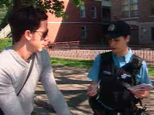 Une policière remet de l'information à un cycliste dans une rue de Montréal. Une policière remet de l'information à un cycliste dans une rue de Montréal.