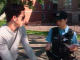 Une policière remet de l'information à un cycliste dans une rue de Montréal. Une policière remet de l'information à un cycliste dans une rue de Montréal.