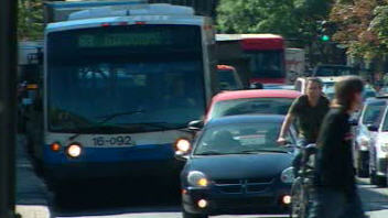 « Un bus électrique, ça existe et ça va bien. L'enjeu, c'est la pile! », dit le chef d'exploitation de la STM, Carl Desrosiers. « Un bus électrique, ça existe et ça va bien. L'enjeu, c'est la pile! », dit le chef d'exploitation de la STM, Carl Desrosiers.