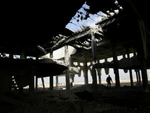 Un immeuble détruit à Rafah.