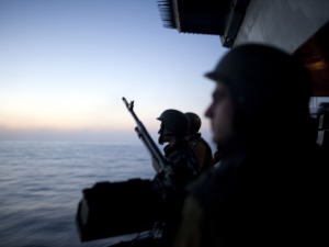 Des soldats israéliens surveillent la mer après l'interception d'un navire de la flottille humanitaire, le 31 mai 2010. Des soldats israéliens surveillent la mer après l'interception d'un navire de la flottille humanitaire, le 31 mai 2010.