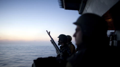 Des soldats israéliens surveillent la mer après l'interception d'un navire de la flottille humanitaire, le 30 mai 2010. Des soldats israéliens surveillent la mer après l'interception d'un navire de la flottille humanitaire, le 30 mai 2010.