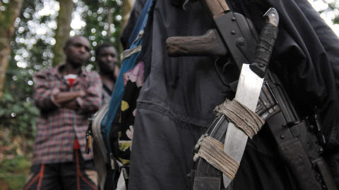 Des armes de rebelles hutu rwandais récupérés par l'armée de la RDC (archives). Des armes de rebelles hutu rwandais récupérés par l'armée de la RDC (archives).