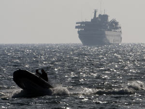 Un hors-bord escorte le Mavi Marmara, peu après son interception, le 31 mai Un hors-bord escorte le Mavi Marmara, peu après son interception, le 31 mai