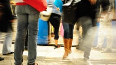 Des passagers entrent dans un métro Des passagers entrent dans un métro