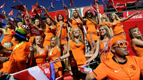 Le groupe de partisanes n'est pas passé inaperçu au stade de Soccer City. Le groupe de partisanes n'est pas passé inaperçu au stade de Soccer City.