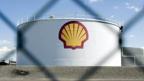 La raffinerie Shell, le 4 juin 2010 La raffinerie Shell, le 4 juin 2010
