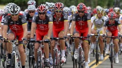 Lance Armstrong roule devant ses coéquipiers de RadioShack Lance Armstrong roule devant ses coéquipiers de RadioShack