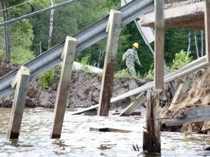 Une partie de la route s'est effondrée à Bowman dans le séisme de magnitude 5. Une partie de la route s'est effondrée à Bowman dans le séisme de magnitude 5.