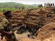 Un combattant de l'Union des patriotes congolais, en Ituri, surveille les travailleurs d'une mine d'or. En RDC, les mines enrichissent davantage les groupes armées et les compagnies étrangères que les Congolais. Un combattant de l'Union des patriotes congolais, en Ituri, surveille les travailleurs d'une mine d'or. En RDC, les mines enrichissent davantage les groupes armées et les compagnies étrangères que les Congolais.