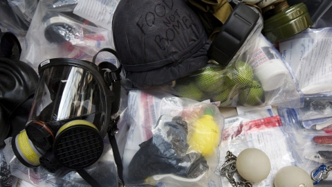 La police a exhibé, mardi, des objets confisqués pendant la tenue du sommet du G20. La police a exhibé, mardi, des objets confisqués pendant la tenue du sommet du G20.