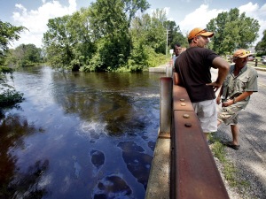 Plus de trois millions de litres de pétrole se sont répandus dans un ruisseau puis dans la rivière Kalamazoo, dans le sud du Michigan. Plus de trois millions de litres de pétrole se sont répandus dans un ruisseau puis dans la rivière Kalamazoo, dans le sud du Michigan.