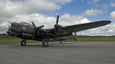 Un bombardier Lancaster est de retour au Western Canada Aviation Museum. Un bombardier Lancaster est de retour au Western Canada Aviation Museum.
