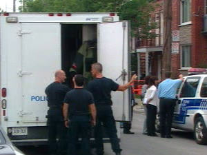 Une alerte à la bombe mobilise des policiers et force l'évacuation de résidents dans Hochelaga-Maisonneuve. Une alerte à la bombe mobilise des policiers et force l'évacuation de résidents dans Hochelaga-Maisonneuve.