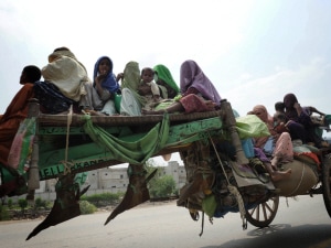 Des résidents de Sukkur au Pakistan quittent leur domicile sur une charrue. Des résidents de Sukkur au Pakistan quittent leur domicile sur une charrue.