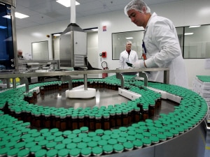 Un employé de Sanofi-Pasteur surveille la production de vacccins destinés à la population française. Un employé de Sanofi-Pasteur surveille la production de vacccins destinés à la population française.