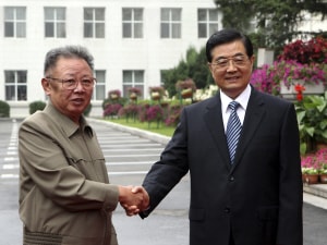 Le président nord-coréen Kim Jong-il serre la main du président chinois Hu Jintao à Changchun, dans le nord-est de la province de Jilin, en Chine, le 27 août 2010. Le président nord-coréen Kim Jong-il serre la main du président chinois Hu Jintao à Changchun, dans le nord-est de la province de Jilin, en Chine, le 27 août 2010.