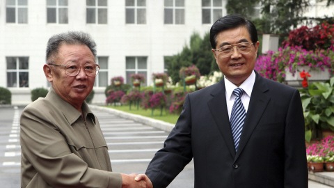 Le président nord-coréen Kim Jong-il serre la main du président chinois Hu Jintao à Changchun, dans le nord-est de la province de Jilin, en Chine, le 27 août 2010. Le président nord-coréen Kim Jong-il serre la main du président chinois Hu Jintao à Changchun, dans le nord-est de la province de Jilin, en Chine, le 27 août 2010.