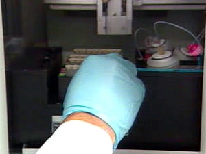 Un chercheur procède à des tests