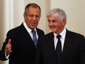 Les ministres canadien et russe des Affaires étrangères, Lawrence Cannon et Sergueï Lavrov. Les ministres canadien et russe des Affaires étrangères, Lawrence Cannon et Sergueï Lavrov.