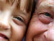 Un grand-père et sa petite fille Un grand-père et sa petite fille